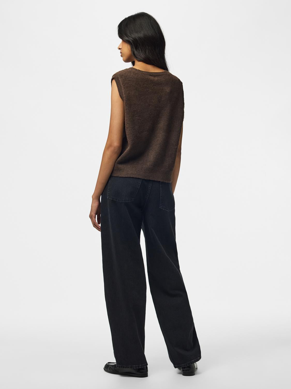 model_shot-back